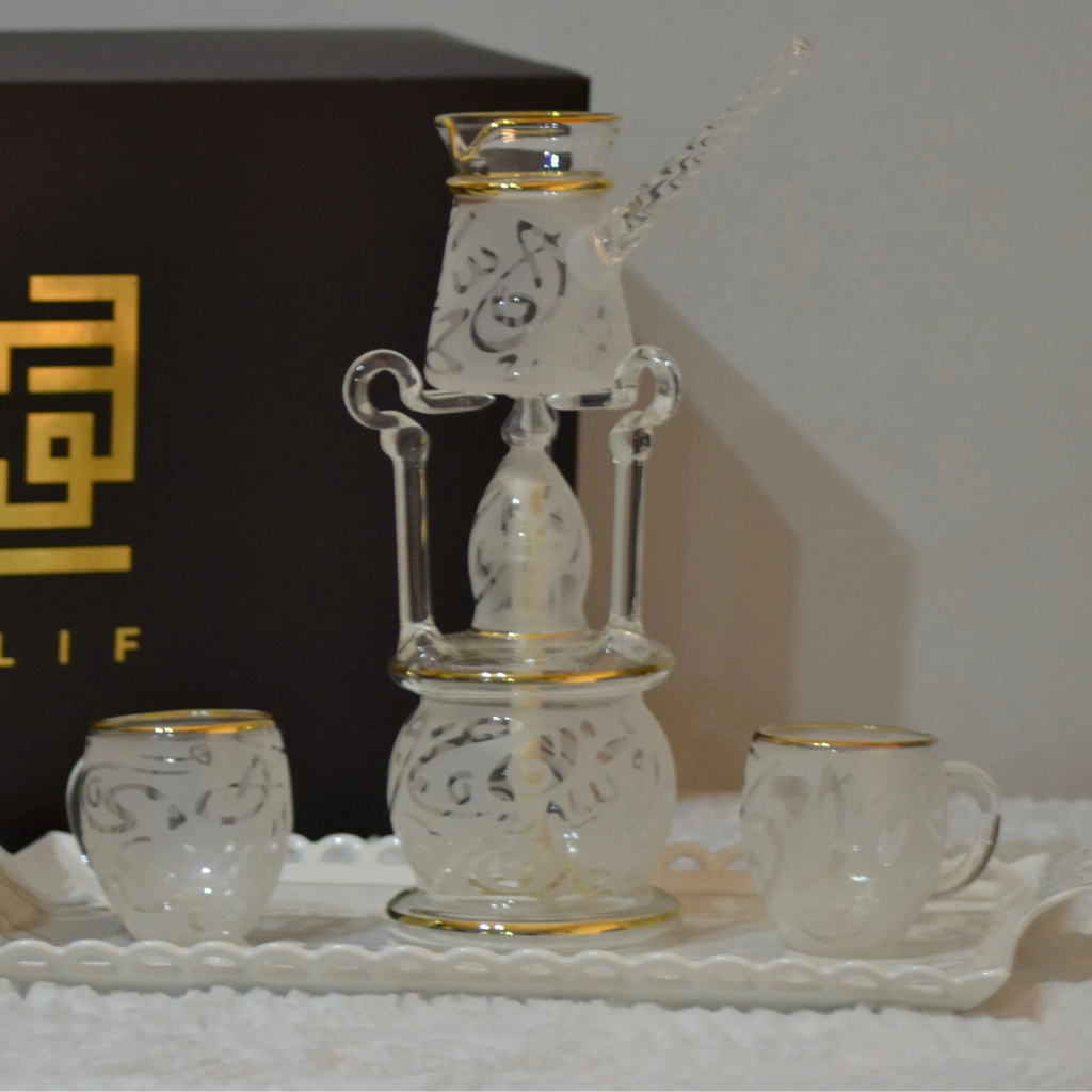 طقم أبيض بلمسه ذهبية