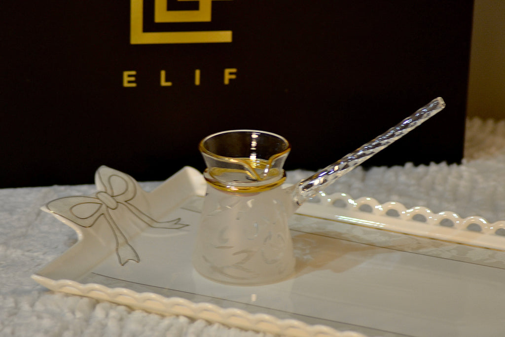 طقم أبيض بلمسه ذهبية